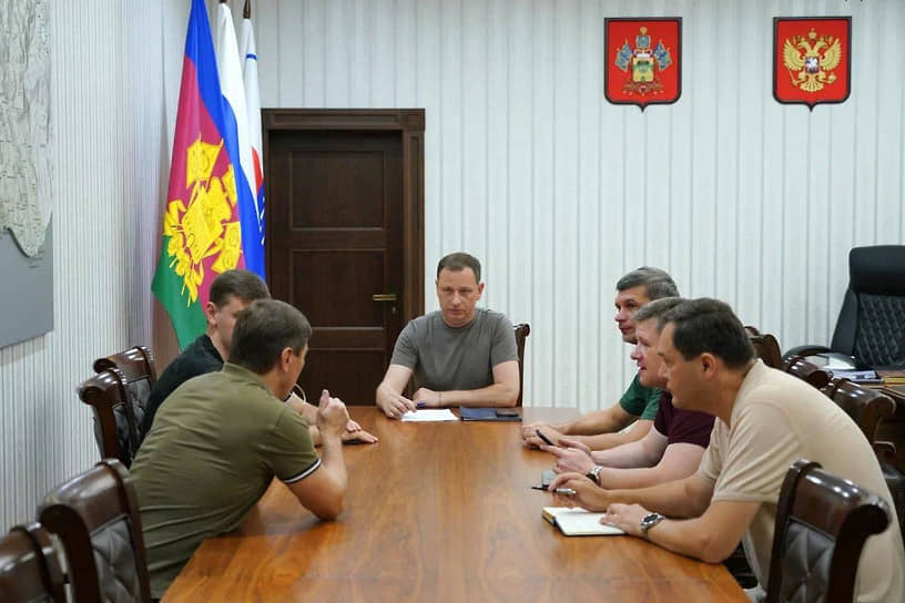 Андрей Прошунин (в центре) во время совещания 