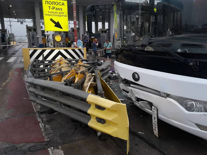 Пассажирский автобус врезался в опору пункта приема платы за проезд