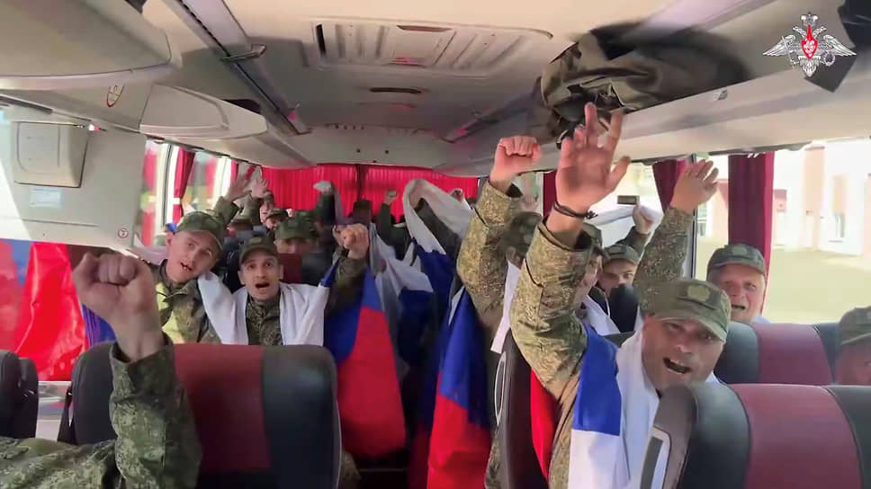 Минобороны показало кадры возвращения из плена российских военнослужащих