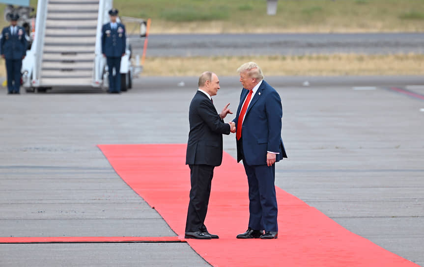 Президент России Владимир Путин (слева) и президент США Дональд Трамп на летном поле в аэропорту Анкориджа после прилета