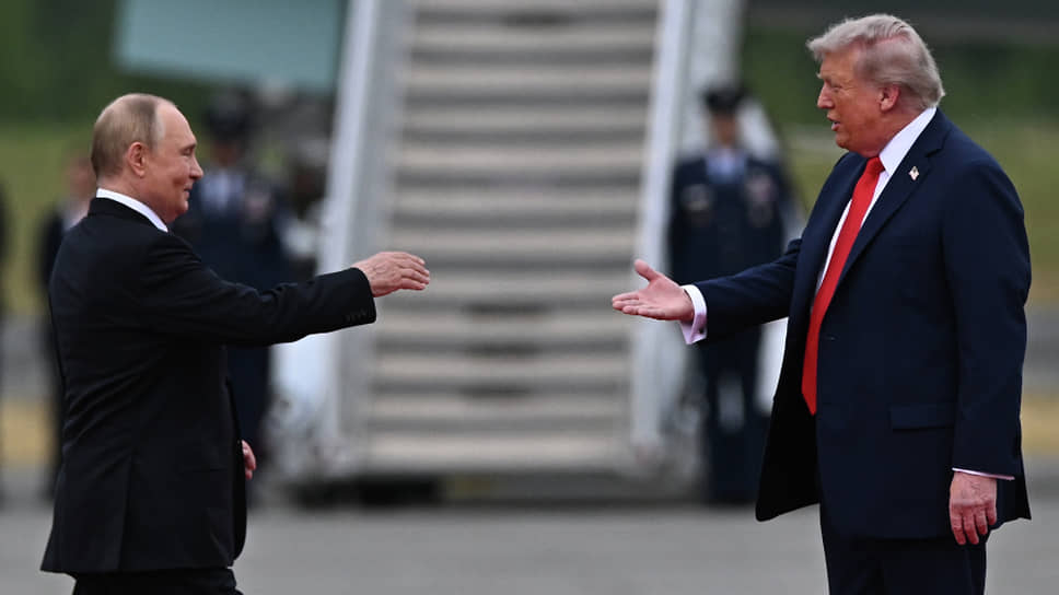 Секунды до рукопожатия Владимира Путина и Дональда Трампа