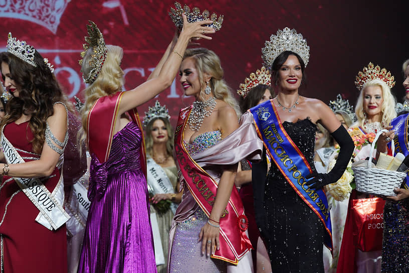 Победительница финала конкурса «Миссис Россия 2025» Екатерина Семенова из Магнитогорска (в центре)