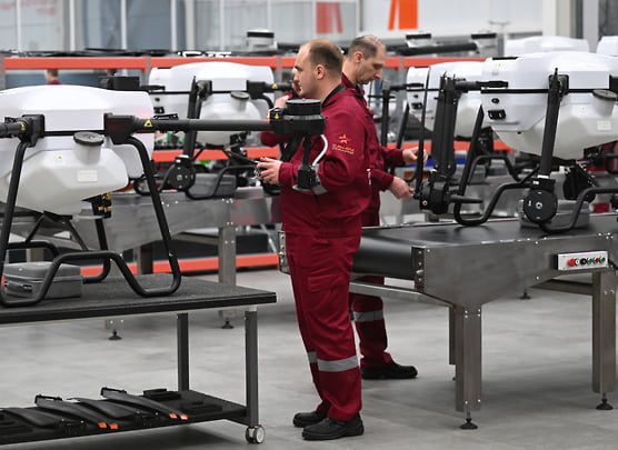 Drone em voo, ilustrando tecnologia de aviação não tripulada.