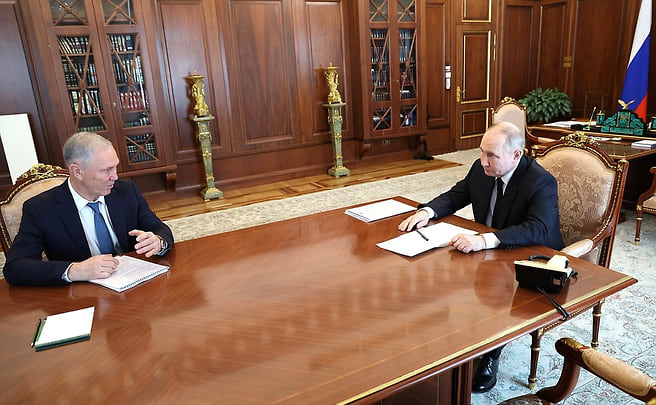 Vladimir Putin (direita) e Vladimir Saldo em encontro