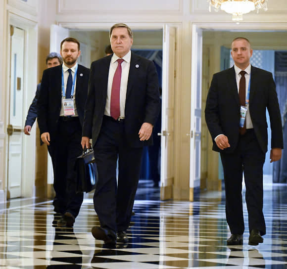 Заместитель руководителя администрации президента России Максим Орешкин (слева) и помощник президента России Юрий Ушаков (в центре)