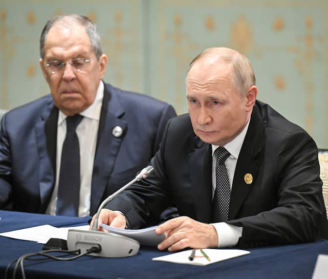 Владимир Путин (справа)