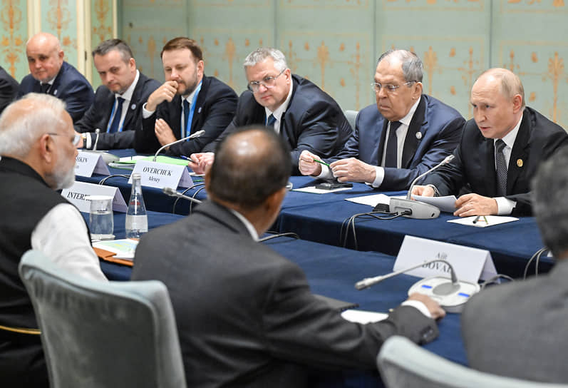 Справа налево: президент России Владимир Путин, министр иностранных дел России Сергей Лавров, заместитель председателя правительства России Алексей Оверчук, заместитель руководителя администрации президента России Максим Орешкин, министр транспорта России Андрей Никитин, министр энергетики России Сергей Цивилев и премьер-министр Индии Нарендра Моди во время встречи.