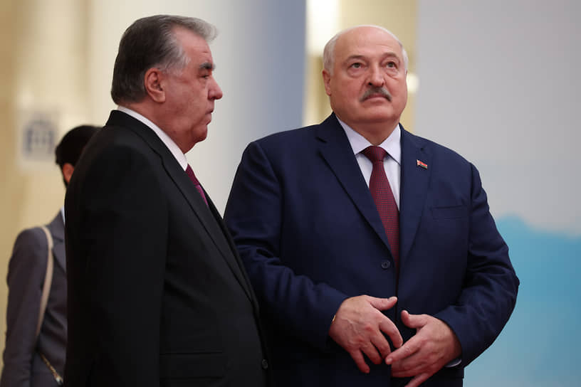 Президент Белоруссии Александр Лукашенко (справа)