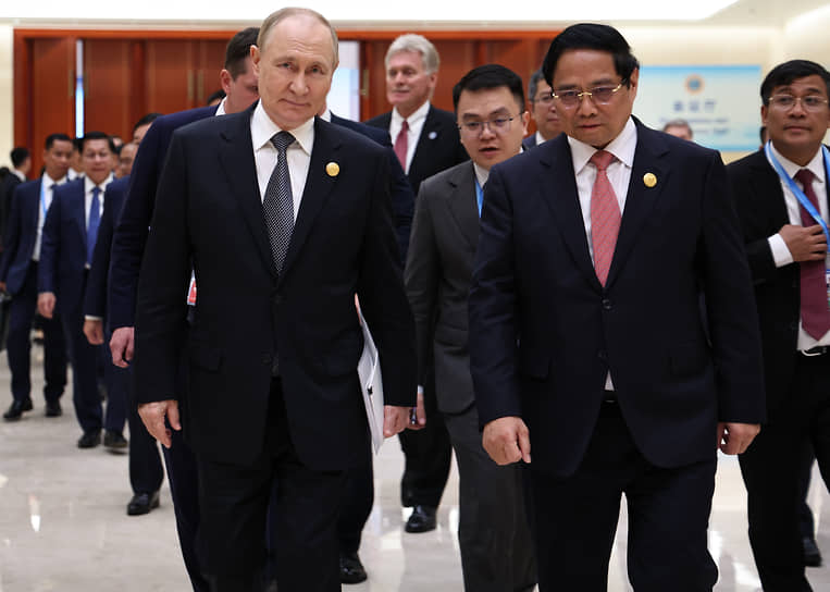Президент России Владимир Путин (слева) и премьер-министр Вьетнама Фам Минь Тинь