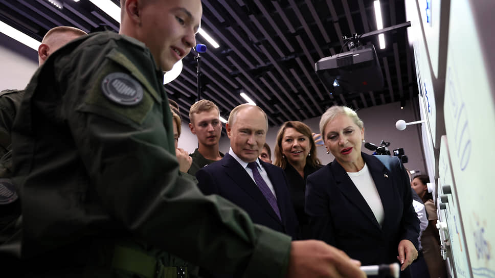 Путина во Владивостоке научили словам «кринж», «гайз» и «чиловая катка»