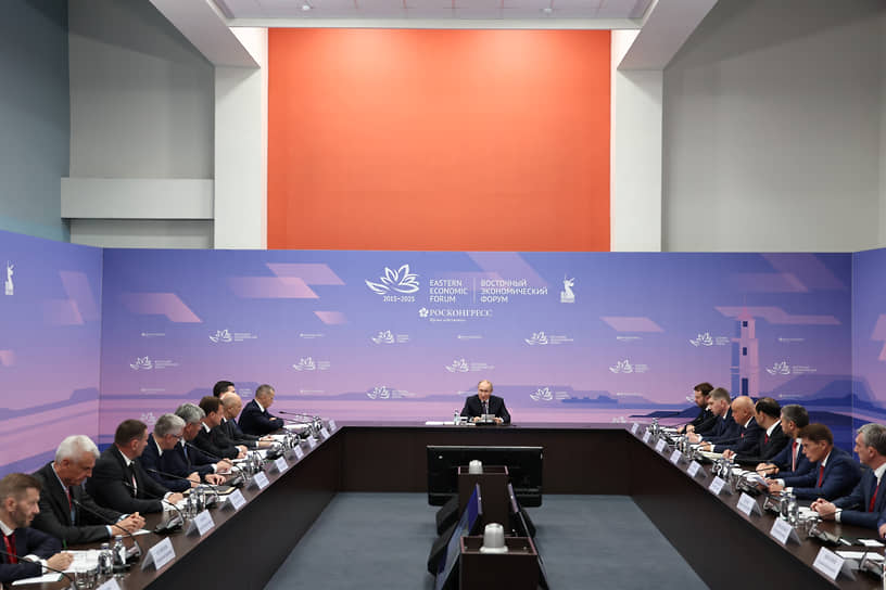 Владимир Путин на совещании по развитию топливно-энергетического комплекса ДФО