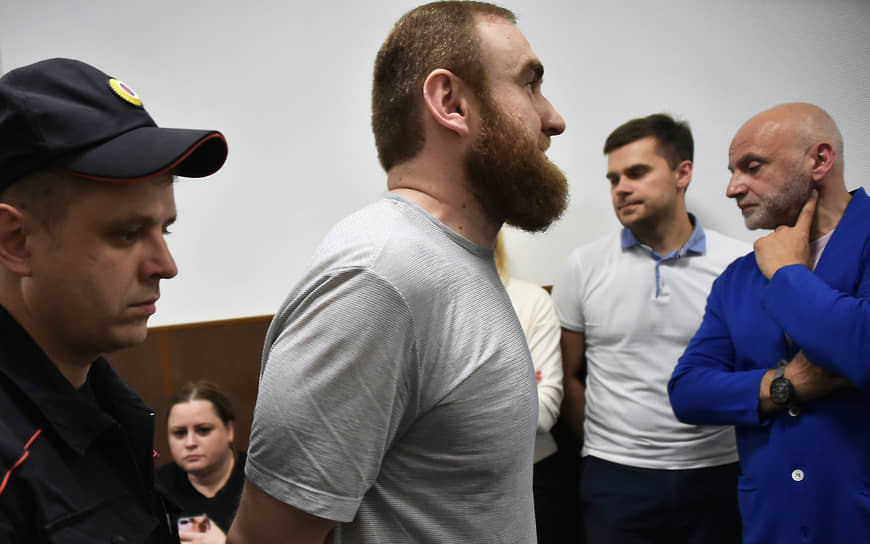 Бывший сенатор от Карачаево-Черкесской Республики Рауф Арашуков (в центре)
