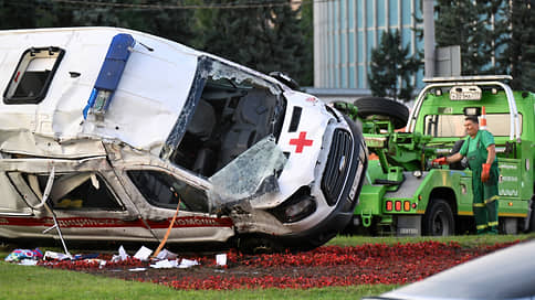 Машина скорой помощи перевернулась на Кутузовском проспекте в Москве