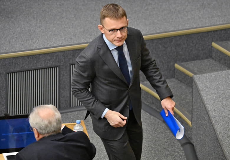 Алексей Сазанов (справа)