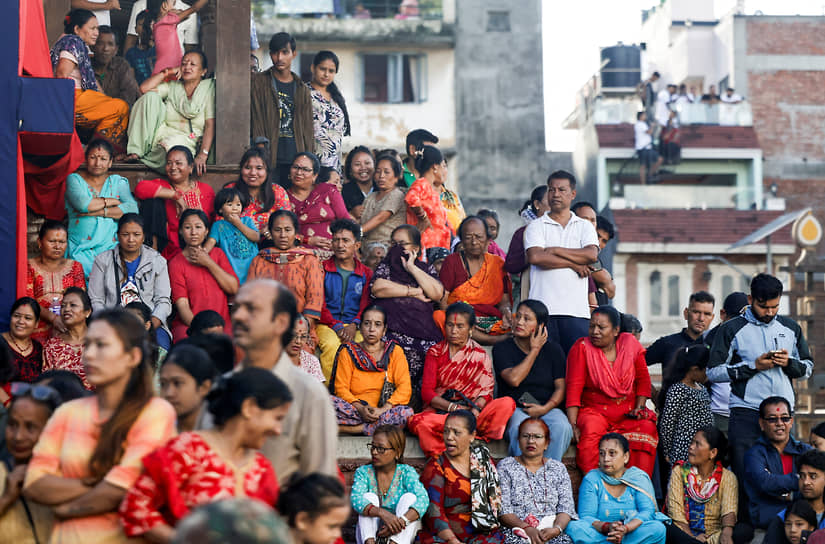 Несмотря на запреты властей, жители Катманду вышли на улицы, чтобы принять участие в ежегодном фестивале Indra Jatra