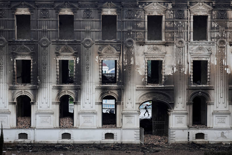 Комплекс Singha Durbar, где располагались офисы премьер-министра и других членов правительства, пострадал во время беспорядков