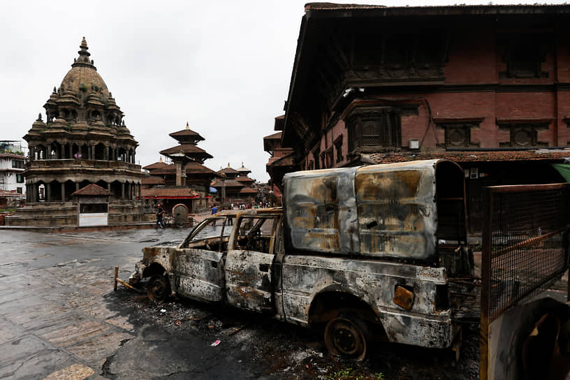 Сгоревший автомобиль в городе Лалитпуре