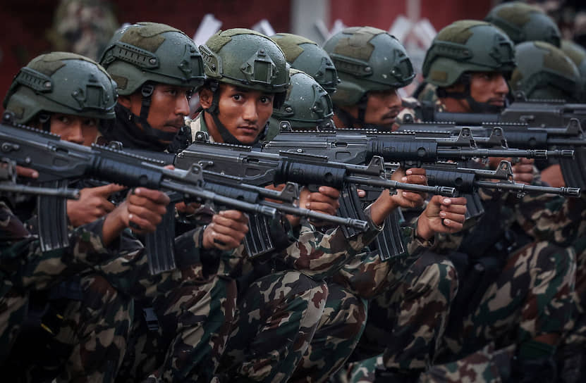 Солдаты непальской армии на улице в Катманду