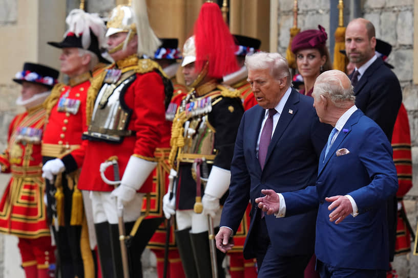 Дональд Трамп и Карл III обходят строй почетного караула