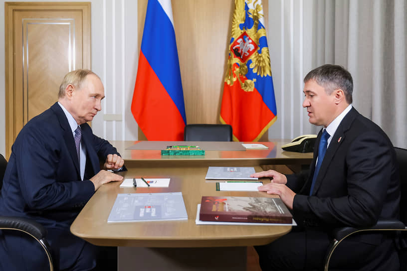 Владимир Путин (слева) и Дмитрий Махонин