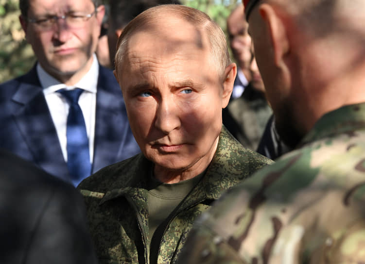Президент России Владимир Путин (в центре)