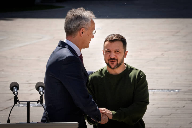 Генсек НАТО Йенс Столтенберг (слева) и президент Украины Владимир Зеленский