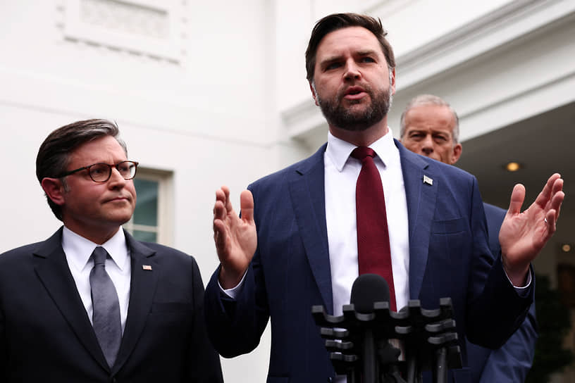 Вице-президент США Джей Ди Вэнс (справа) и спикер Палаты представителей Майк Джонсон