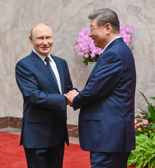 Президент России Владимир Путин (слева) и председатель КНР Си Цзиньпин
