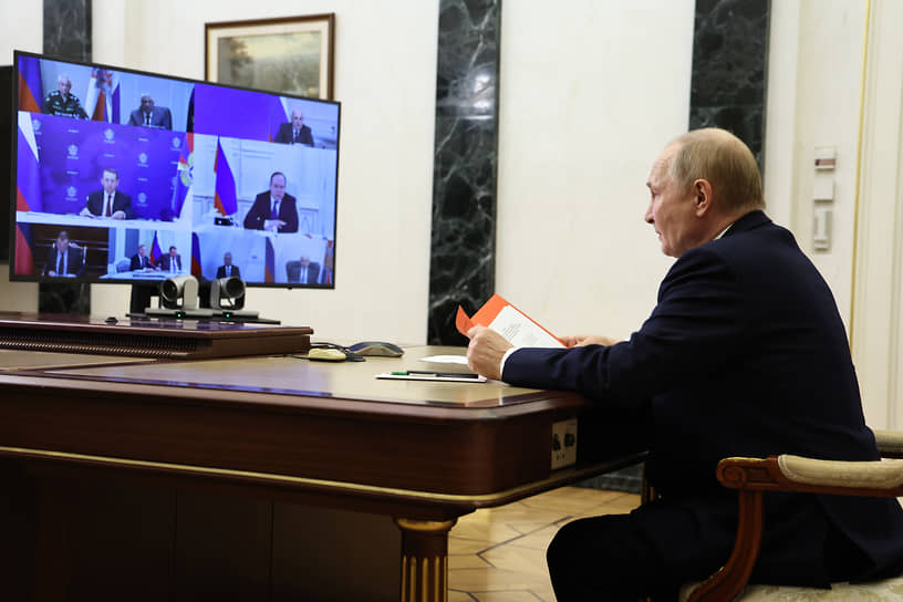 Президент России Владимир Путин в ходе совещания с постоянными членами Совбеза по видеосвязи