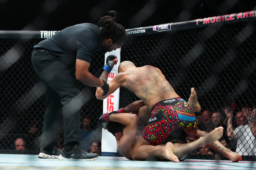 Момент поединка Магомеда Анкалаева и Алекса Перейры (спиной)