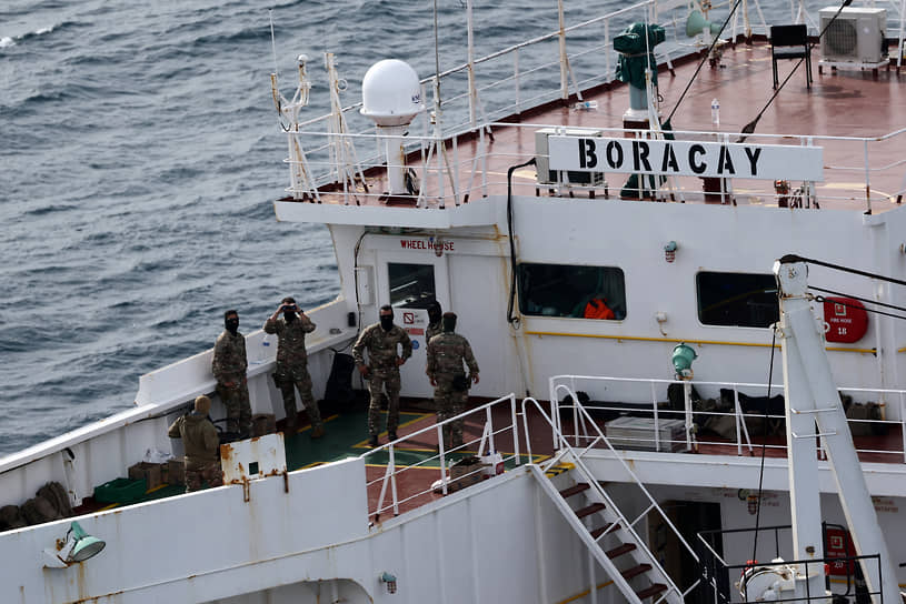Французские военнослужащие на танкере Boracay, 2 октября