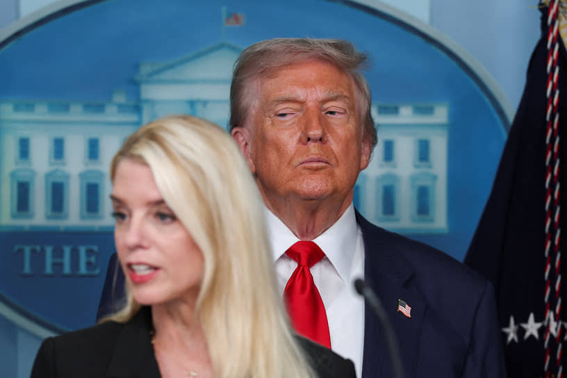 Министр юстиции США Пэм Бонди и президент США Дональд Трамп