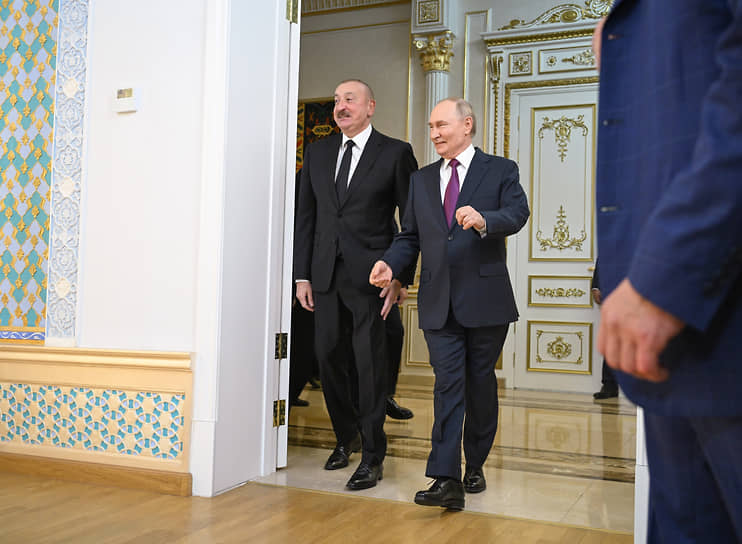 Президент Азербайджана Ильхам Алиев (слева) и президент России Владимир Путин