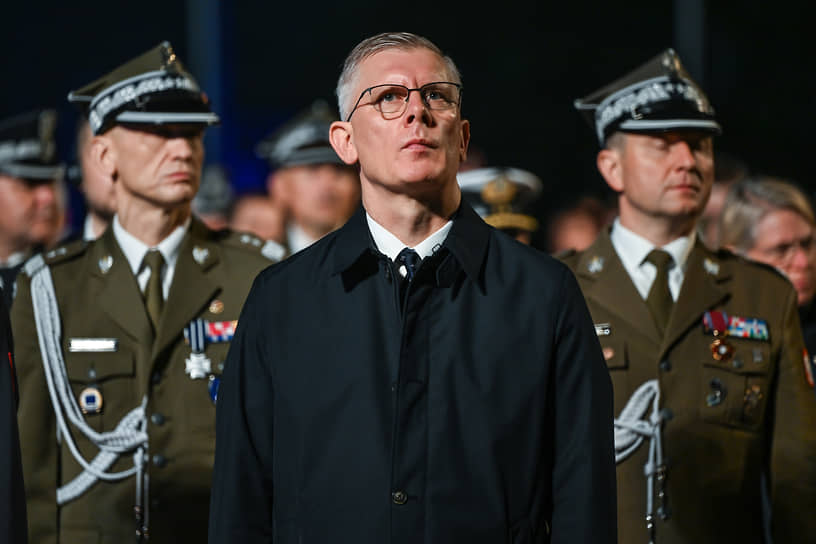 Глава Бюро национальной безопасности Польши Славомир Ценцкевич (в центре)