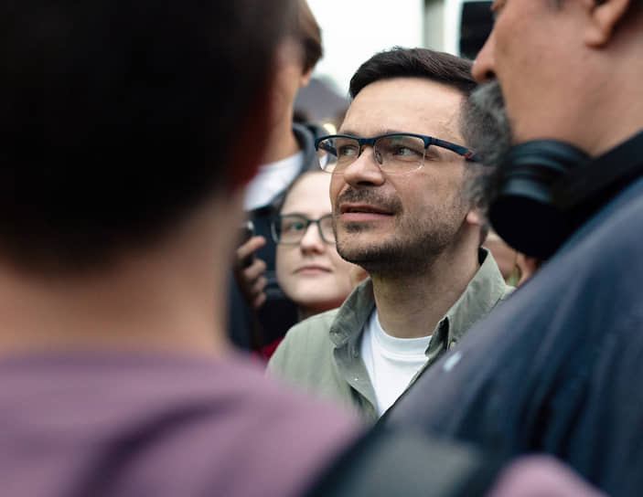 Оппозиционер Илья Яшин (в центре, объявлен иноагентом в РФ)