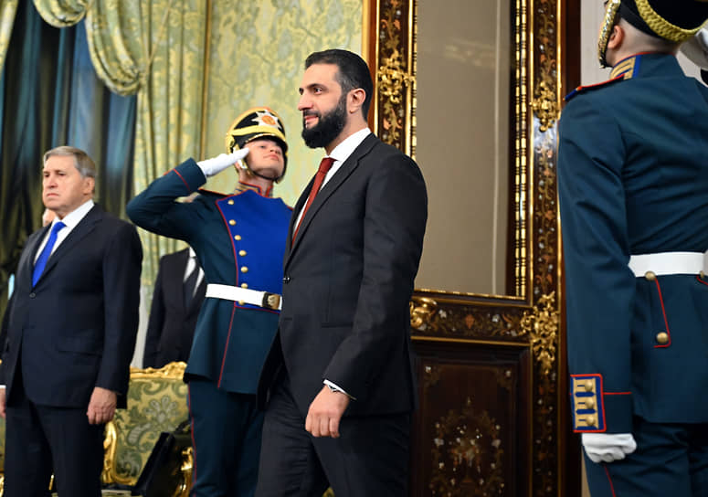 Президент Сирии Ахмед аш-Шараа (справа) и помощник президента России Юрий Ушаков (слева)