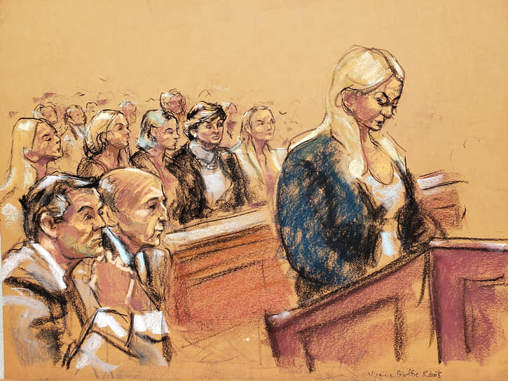 Вирджиния Джуффре (крайняя справа) на слушаниях по делу против Эпштейна