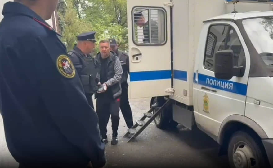 Экс-глава Крымского района Сергей Лесь (в центре)