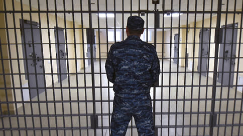 КС постановил уравнять работников судов с правоохранителями в условиях содержания под стражей