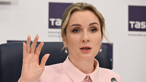 Львова-Белова предложила включать в страховой стаж период ухода за ребенком до 3 лет