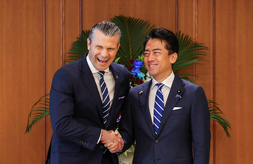 Глава Пентагона Пит Хегсет и министр обороны Японии Синдзиро Коидзуми