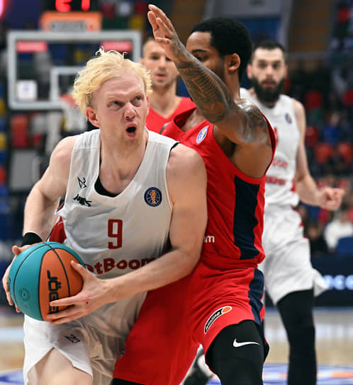 Даниил Касаткин (слева)