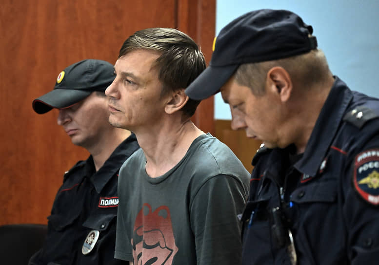 Основатель рок-группы  «Пасека» Роман Медведкин (в центре)