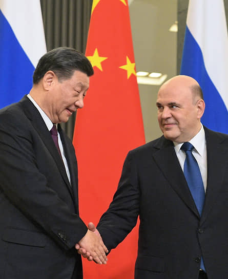 Председатель КНР Си Цзиньпин (слева) и премьер-министр России Михаил Мишустин