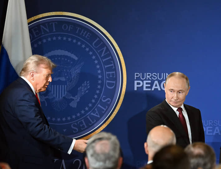 Дональд Трамп (слева) и Владимир Путин во время встречи на Аляске