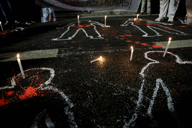 Свечи на силуэтах погибших во время акции протеста против самой смертоносной полицейской операции в истории Бразилии, Рио-де-Жанейро