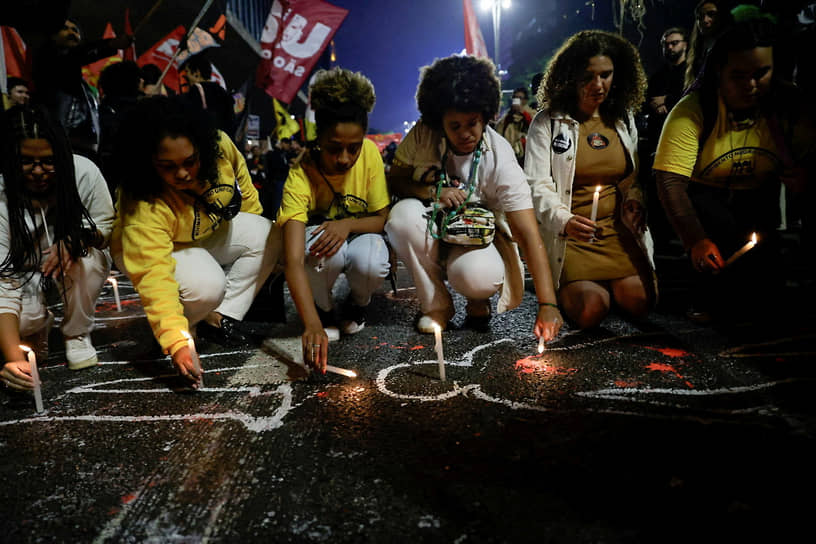 Участники акции в Рио-де-Жанейро