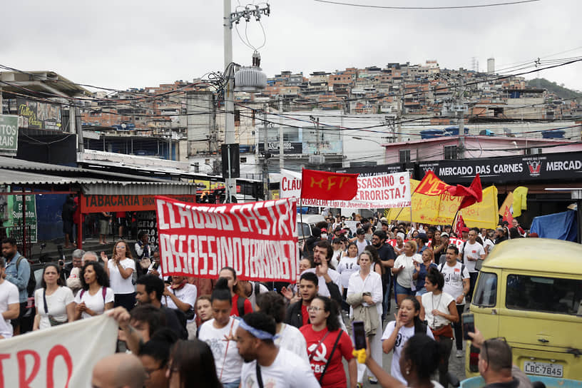 Участники акции в фавеле Пенья, Рио-де-Жанейро