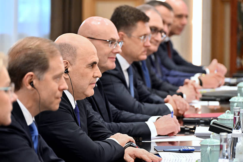 Первый зампредседателя правительства России Денис Мантуров, председатель правительства России Михаил Мишустин и заместитель председателя правительства России Дмитрий Чернышенко (слева направо) во время встречи с премьером Госсовета КНР Ли Цяном