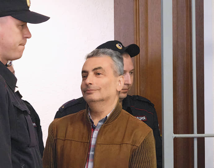 Лев Шлосберг (в центре, объявлен в РФ иноагентом)